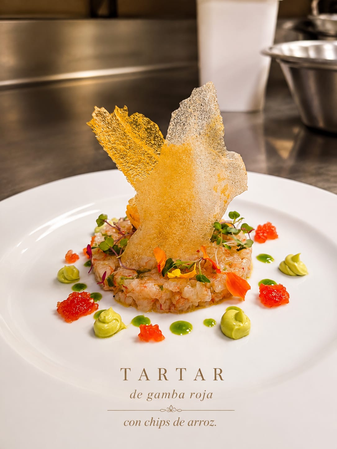 Tartar de gamba roja con chips de arroz