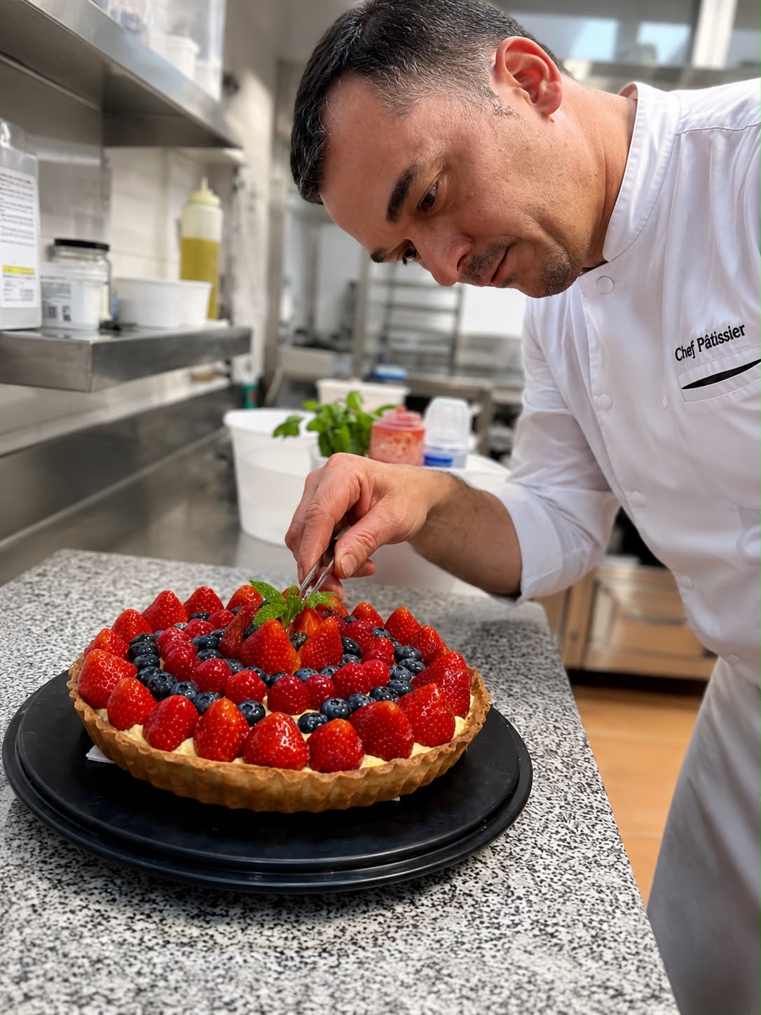 Chef emplatando una tarta de frutas